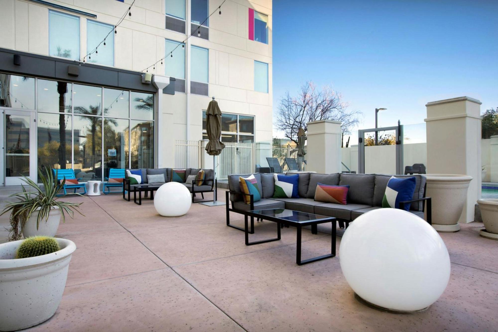Aloft Phoenix Airport Exterior photo